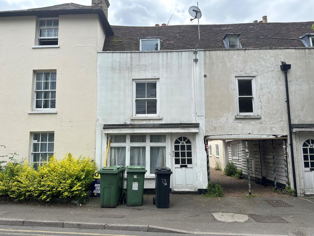 Lot: 141 - FOUR-BEDROOM HOUSE FOR IMPROVEMENT - Terraced house
